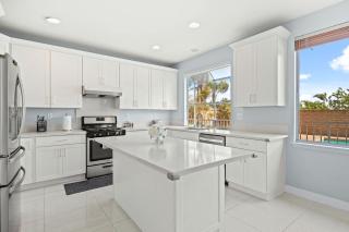 Bright Designer Home w Pool Near Everything - 5