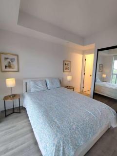 Luxury 1BR& Den Minutes to Transit & Danforth - Toronto - 7