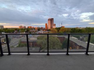 Luxury 1BR& Den Minutes to Transit & Danforth - Toronto - 2