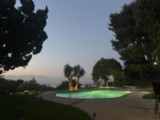 Los Angeles - Centrally located between Disneyland Universal Studios Beverly Hills and Downtown LA Most ideal city to stay with stunning views and heated pool - 0