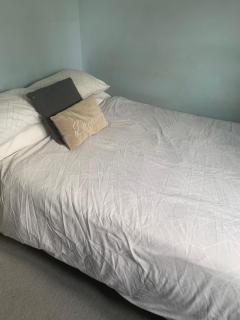 FEMALES ONLY OR Couples for DOUBLE ROOM - near Stonehenge - 0