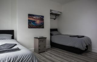 3 Bedroom House in East London - 4
