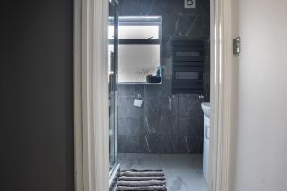 3 Bedroom House in East London - 2
