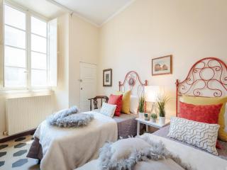 Apartment in Lucca with Piazza Views - Lucca - 4