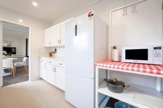 Sunny Stunner by the Sea Browns Bay Escape - 1