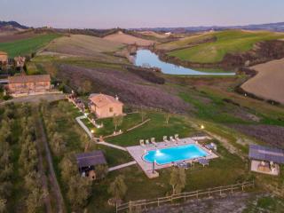 Villa in Tuscany with Panoramic Views and Pool - 0