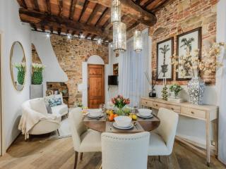 Urban Escape in the Heart of Lucca - 4