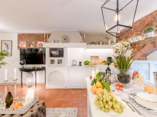 Apartment in Lucca with Piazza Views - Lucca - 0