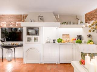 Apartment in Lucca with Piazza Views - 3