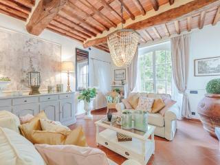 Farmhouse near Lucca with Tuscan Views - - 4