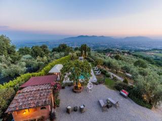 Farmhouse Tuscany with Pool and Vineyard Views - Lucca - 3