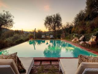 Villa in Tuscany with Infinity Pool and Views - 4