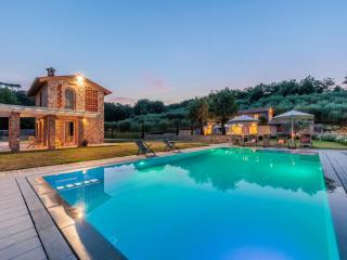 Farmhouse in Lucca with Infinity Pool - San Ginese - 9