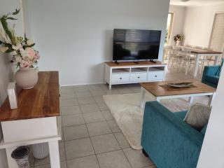 Pet friendly Gold Coast holiday home, Sleeps 7, 10min walk to 'Wet n Wild' - Gold Coast - 8