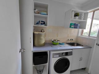 Pet friendly Gold Coast holiday home, Sleeps 7, 10min walk to 'Wet n Wild' - Gold Coast - 3