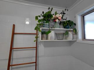 Pet friendly Gold Coast holiday home, Sleeps 7, 10min walk to 'Wet n Wild' - Gold Coast - 2