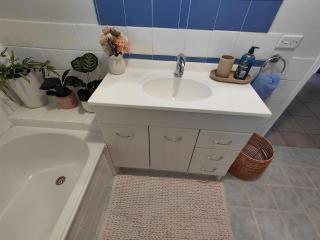 Pet friendly Gold Coast holiday home, Sleeps 7, 10min walk to 'Wet n Wild' - Gold Coast - 1