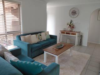 Pet friendly Gold Coast holiday home, Sleeps 7, 10min walk to 'Wet n Wild' - Gold Coast - 7