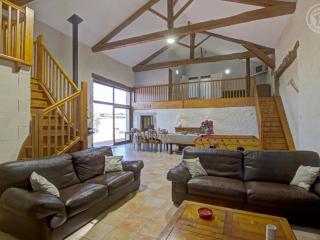 Gîte Familial avec SPA et Jeux Extérieurs - 5 Chambres, 230m², Village Typique, Animaux Acceptés - FR-1-496-289 - LʼHôpital-le-Grand - 2