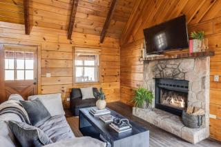 Dudley III by AvantStay Cosy Mountain Home w Hot Tub Great Views - Pigeon Forge - 9