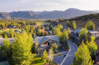 Conifer by AvantStay Secluded Cabin Amongst the Trees w Hot Tub - Snyderville - 8