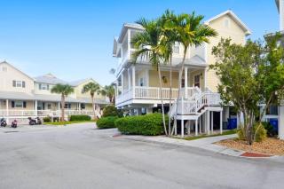 Coral Garden by AvantStay Great Location w Balcony Shared Pool - 0