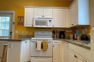 Coral Garden by AvantStay Great Location w Balcony Shared Pool - 4