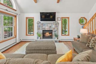Tawny and Peaceful Game Room Firepit PatioDeck Workspace - Arrowhead Lake - 4