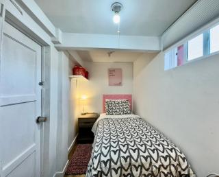 Tiny Private Room on the 1st Floor with Shared Bathroom near SeaTac Airport and Downtown Seattle - Seattle - 9