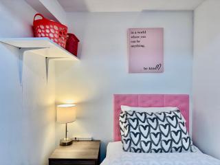 Tiny Private Room on the 1st Floor with Shared Bathroom near SeaTac Airport and Downtown Seattle - Seattle - 8