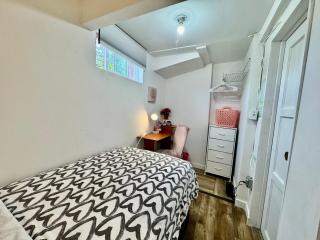Tiny Private Room on the 1st Floor with Shared Bathroom near SeaTac Airport and Downtown Seattle - Seattle - 6
