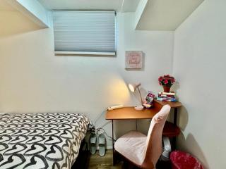 Tiny Private Room on the 1st Floor with Shared Bathroom near SeaTac Airport and Downtown Seattle - Seattle - 3
