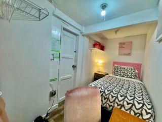 Tiny Private Room on the 1st Floor with Shared Bathroom near SeaTac Airport and Downtown Seattle - Seattle - 4