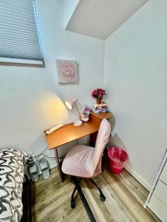 Tiny Private Room on the 1st Floor with Shared Bathroom near SeaTac Airport and Downtown Seattle - Seattle - 5