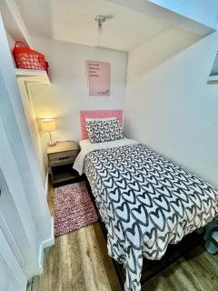 Tiny Private Room on the 1st Floor with Shared Bathroom near SeaTac Airport and Downtown Seattle - Seattle - 0