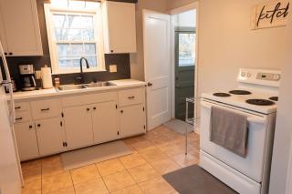 Cozy 2BR Retreat Near Hospitals - Sioux Falls - 6