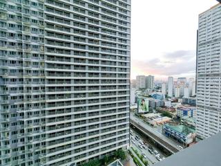 1BR Condotel with Balcony at FAME Residences #FM06-1 - Manila - 4