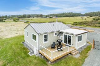 Swan Lake Cottage by AvantStay Views Firepit - Oak Harbor - 0