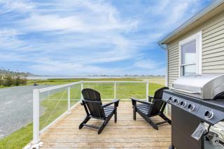 Swan Lake Cottage by AvantStay Views Firepit - Oak Harbor - 9