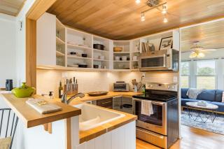 Swan Lake Cottage by AvantStay Views Firepit - Oak Harbor - 8
