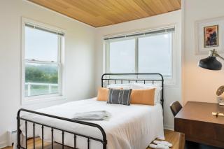 Swan Lake Cottage by AvantStay Views Firepit - Oak Harbor - 7
