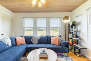 Swan Lake Cottage by AvantStay Views Firepit - Oak Harbor - 6