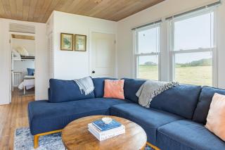 Swan Lake Cottage by AvantStay Views Firepit - Oak Harbor - 4