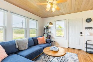 Swan Lake Cottage by AvantStay Views Firepit - Oak Harbor - 3