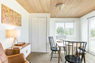 Swan Lake Cottage by AvantStay Views Firepit - Oak Harbor - 1