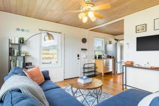 Swan Lake Cottage by AvantStay Views Firepit - Oak Harbor - 2