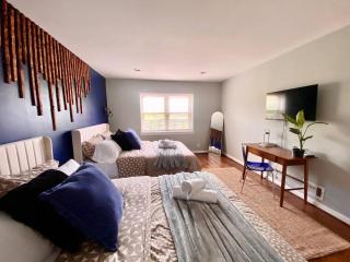 Easy PATH&Bus access- NYC| designer home + Deck. - Jersey City - 1