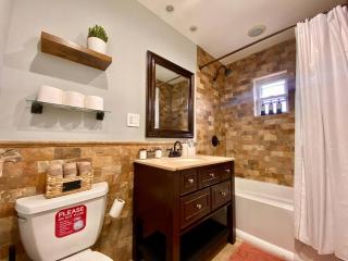 Easy PATH&Bus access- NYC| designer home + Deck. - Jersey City - 4
