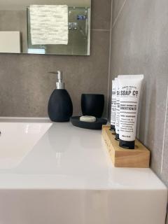 Harrisons Retreat Premium Stay - Cable Bay - 3