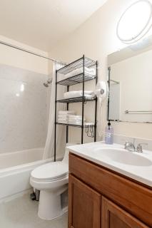 Modern & Cozy 2 Bedroom 2 Bathroom Sofabed Suite - Albany - 3